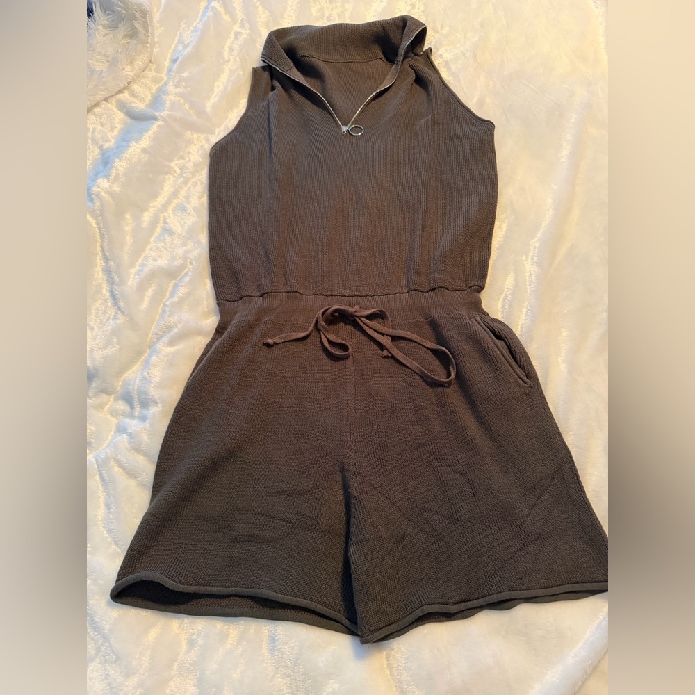 Stylish Sleeveless Green Romper - Picture 3 of 12